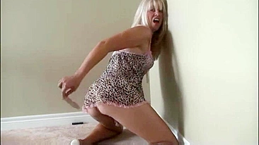 MILF se Masturba de Salto - Pornô Amador Loira