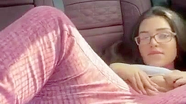 Gordinha Amadora se Masturba no Carro - Exibicionismo Público