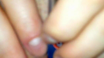 Casal amador em sessão caseira de masturbação mútua