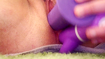 Cara se Masturba com Brinquedos e Esguicha em Penetração Dupla FTM