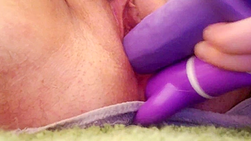 Cara se Masturba com Brinquedos e Esguicha em Penetração Dupla FTM