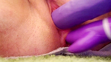 Cara se Masturba com Brinquedos e Esguicha em Penetração Dupla FTM