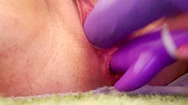 Cara se Masturba com Brinquedos e Esguicha em Penetração Dupla FTM