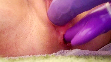 Cara se Masturba com Brinquedos e Esguicha em Penetração Dupla FTM