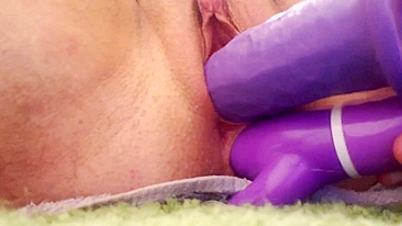 Cara se Masturba com Brinquedos e Esguicha em Penetração Dupla FTM