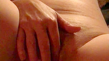 Milf madura com buceta molhada se masturbando pro prazer do maridão