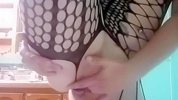 Loira se Masturba com Consolo nos Peitinhos em Selfie Nua