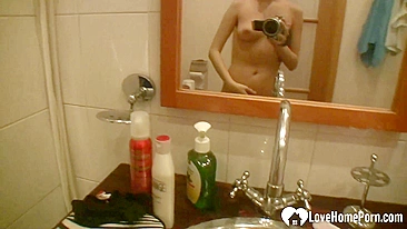 Morena amadora dedando buceta peluda no chuveiro