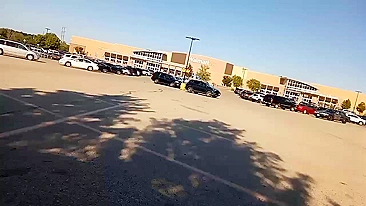 Gordinha Amadora se Masturba em Público com Peitos Naturais