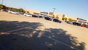 Gordinha Amadora se Masturba em Público com Peitos Naturais