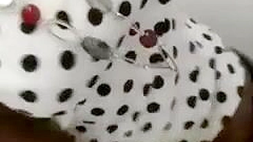 Preta Gostosa Amadora se Masturbando na Webcam no Escritório Público