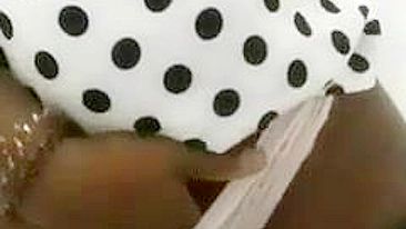 Preta Gostosa Amadora se Masturbando na Webcam no Escritório Público