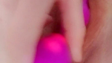 Masturbação amadora com peitões, dildo e selfie de gozada