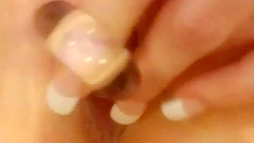 Amadora Se Masturbando com Dildo de Vidro Nervurado em Selfie Caseira