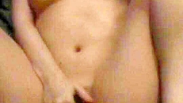 Esposa peituda em sessão de masturbação com lubrificante e óculos