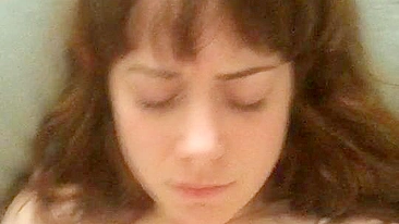 Brincando na Buceta até o Orgasmo Agonizante - Morena Amadora se Dedando