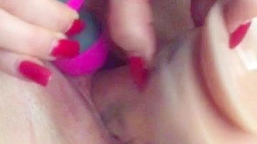 MILF Peituda Gritando e Gozando Forte com Brinquedo Gigante!