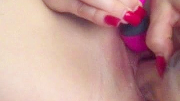 MILF Peituda Gritando e Gozando Forte com Brinquedo Gigante!