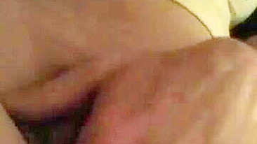 MILF Mamãe se Masturbando com Dedos na Buceta em Selfie Deliciosa