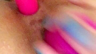 Bucetinha Apertada com Dupla Penetração e Dildos Anais em Brincadeira Caseira