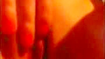 Loira Amadora se Masturba com Buceta Depilada e Peitinhos