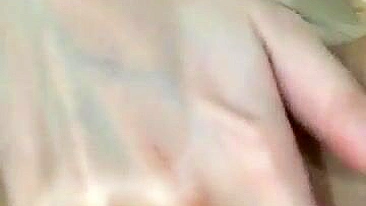 Asiática amadora dedando buceta cremosa até esguichar caseiro