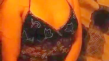 Namorada Amadora se Masturba com Dedo e Pau Caseiro