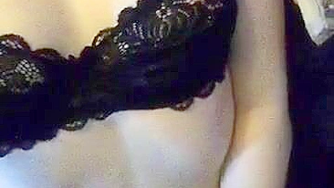 Provocando Bucetinha Apertada com Batom Vermelho e Dedada Amadora