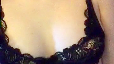 Provocando Bucetinha Apertada com Batom Vermelho e Dedada Amadora