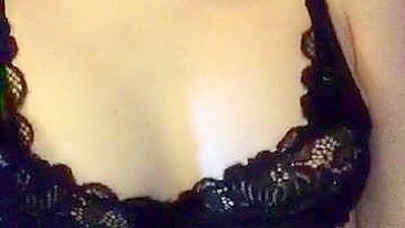 Provocando Bucetinha Apertada com Batom Vermelho e Dedada Amadora