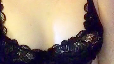 Provocando Bucetinha Apertada com Batom Vermelho e Dedada Amadora