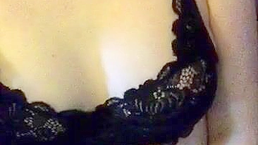 Provocando Bucetinha Apertada com Batom Vermelho e Dedada Amadora