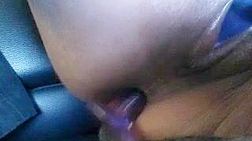 MILF safada se masturbando em público com toys e dupla penetração