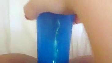 Amadora se Masturba com Consolo Caseiro em Brincadeira Solo Sexy