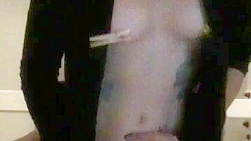 Novinha se Masturba com Grampos nos Mamilos e Consolo - Pornô BDSM Caseiro!