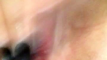 Amadora gozando bucetinha raspada em siririca caseira