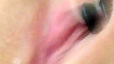 Amadora gozando bucetinha raspada em siririca caseira