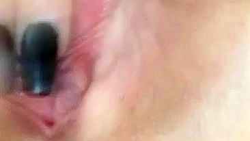 Amadora gozando bucetinha raspada em siririca caseira