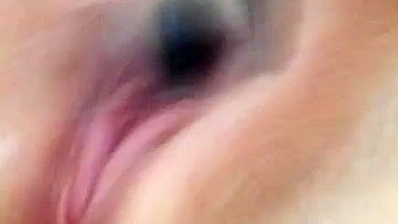 Amadora gozando bucetinha raspada em siririca caseira