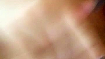 Amadora gozando bucetinha raspada em siririca caseira