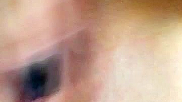 Amadora gozando bucetinha raspada em siririca caseira