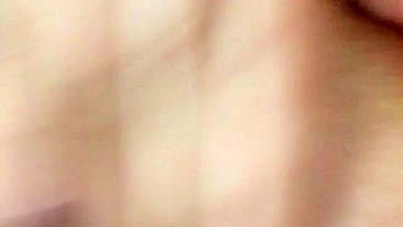 Amadora gozando bucetinha raspada em siririca caseira