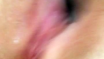 Amadora gozando bucetinha raspada em siririca caseira