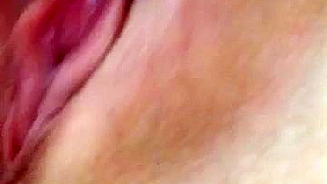 Amadora gozando bucetinha raspada em siririca caseira