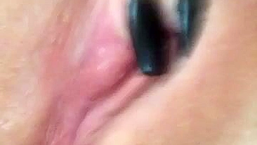 Amadora gozando bucetinha raspada em siririca caseira