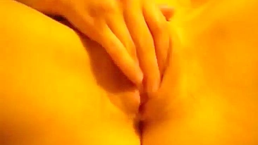 MILF casada se dedando e fudendo em vídeo caseiro!