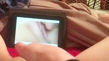 Lésbicas amadoras dedando bucetas em vídeo caseiro de siririca