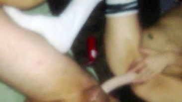 Namoradas Dividindo Dildos em Sessão Caseira de Masturbação