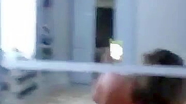 Latina amadora rabuda se masturbando com vibrador e selfie