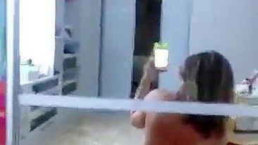Latina amadora rabuda se masturbando com vibrador e selfie